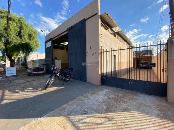 CASA COM BARRACÃO À VENDA NO JARDIM PETROPÓLIS EM ARAPONGAS