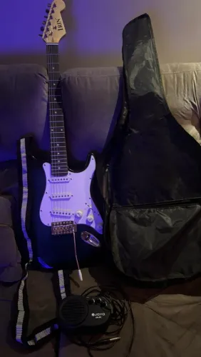 Guitarra Irin com amplificador joyo