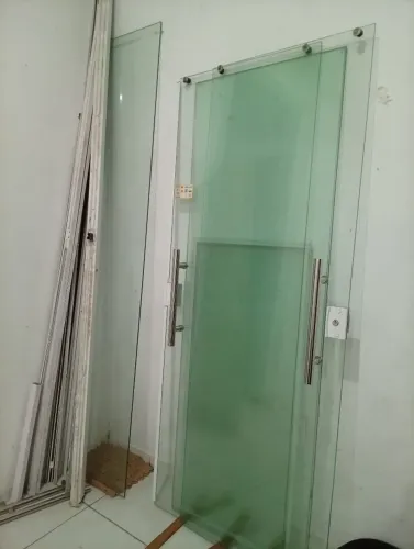 Vendo essa porta de vidro de correr completa pra frente de loja 