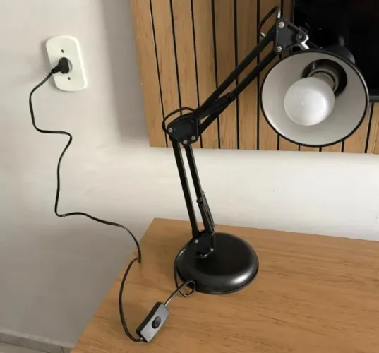 Luminária de Mesa FWB Metal Preta - Braço Articulado e Base | Bivolt - SEMI-NOVA