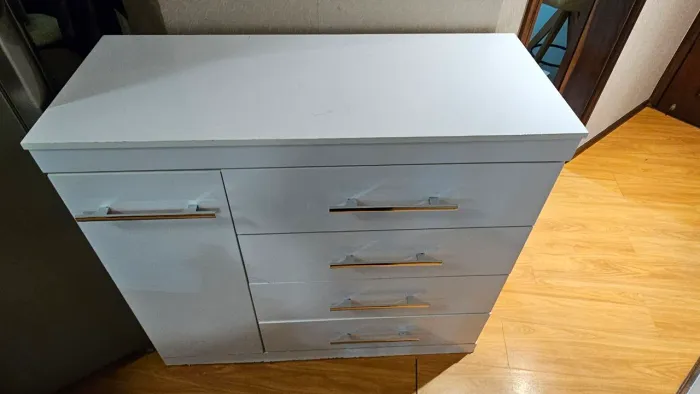 Cômoda Branca 4 Gavetas e 1 Porta com Prateleiras, MDP, ótimo estado