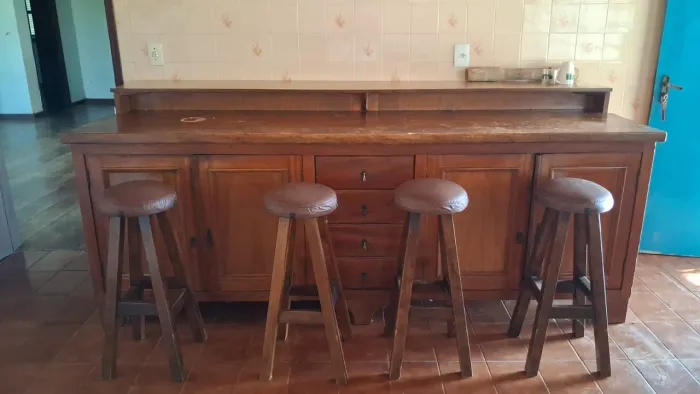 Vendo balcão, com bancos. (madeira maciça)