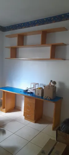 Conjunto de mesa estudo/trabalho e prateleira de madeira 