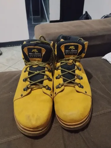 Vendo calçado masculino bota número 42 valor 35.00 tratar Wats 45.9.9838.9922