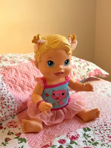 Baby alive com vestido de gatinha e saia de tule