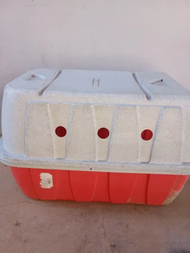 Vendo uma caixa para trasporte de cachorro porte grande. 