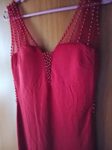 Vestido longo vermelho de festa com detalhes transparentes