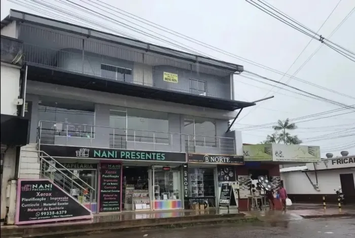Prédio em Itacoatiara com 6 salas e 2 apartamentos residencial