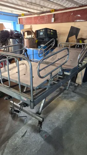 Cama hospital regulável em aço (aluguel)