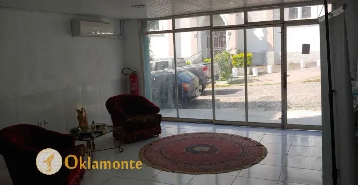 Casa com 3 Quarto(s) e 2 banheiro(s) para Alugar, 250 m² por R$ 4800 / Mês