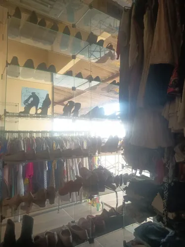 Vendo peças de roupas para um bazar. Aparti de 2 reais a peça.