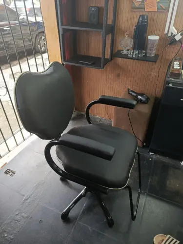 Vendo essa cadeira pra barbearia ou salão. Está em bom estado 