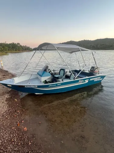 lancha  Classic 150 em estado impecável