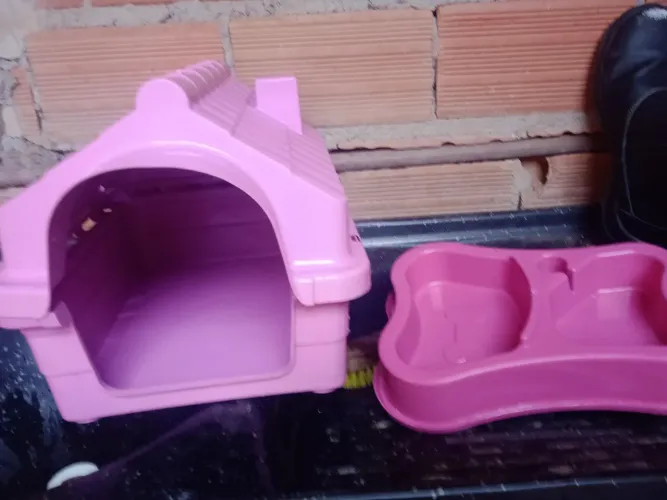 Vende-se casinha pra filhote e comedouro junto com bebedouro 