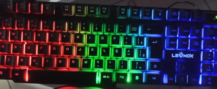 Teclado Gamer semi desmontável com led colorido!