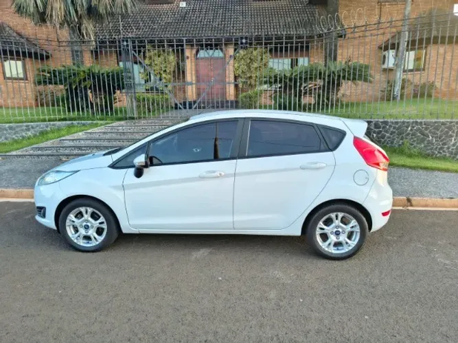Ford Fiesta 1.6 16V Flex Aut. 5P 2015