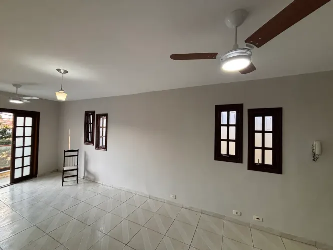 Sobrado para aluguel e venda possui 277 metros quadrados com 5 quartos