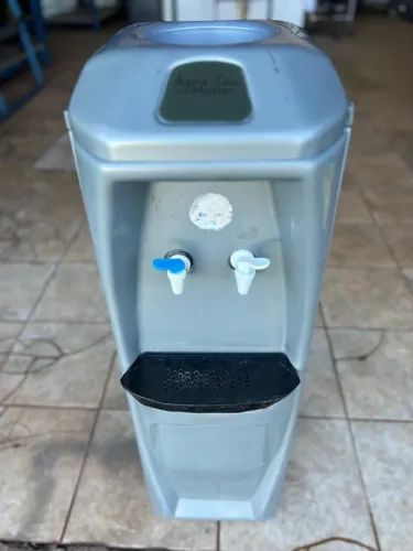 Bebedouro de coluna para galão 20 litros 127 volts funcionando 100%