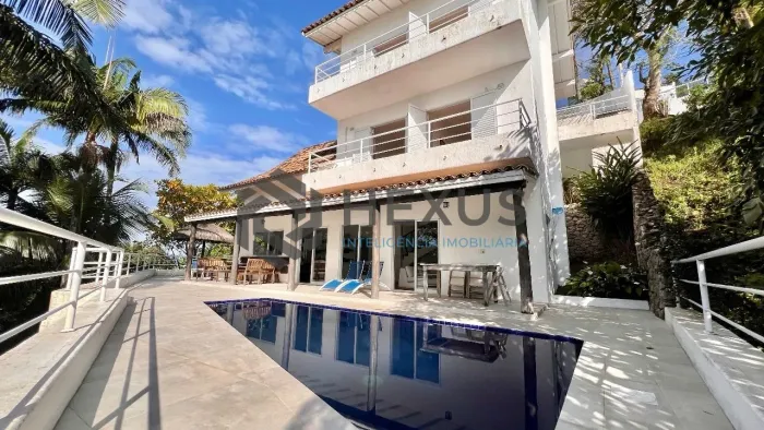 Casa frente mar com piscina e área gourmet no Condomínio Península na Praia da Enseada, Gu