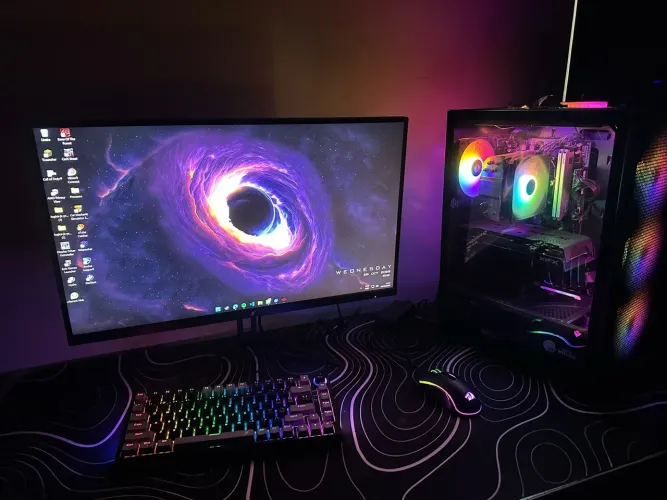 PC GAMER COMPLETO: RX7600 + RYZEN 5500 + MONITOR + TECLADO+ MOUSE