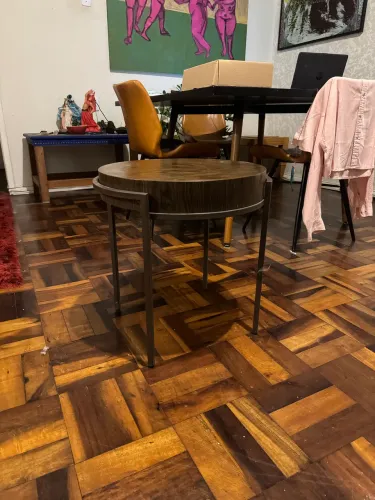 Mesa lateral em lâminas de madeira e pés aço carbono design assinado 