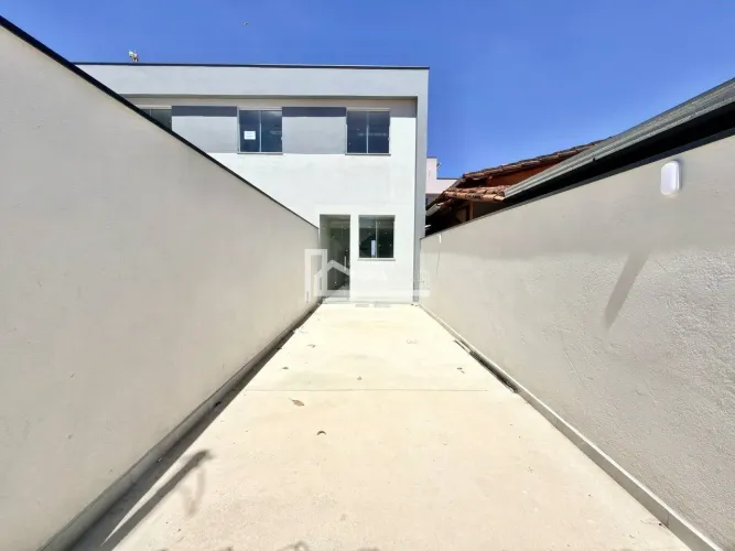 Casa à Venda no bairro Mantiqueira, 2 Quartos, 1 Vaga e quintal.