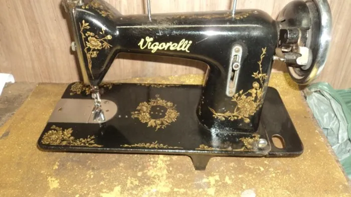 maguina costura antiga pretinha ;pronto pra uso