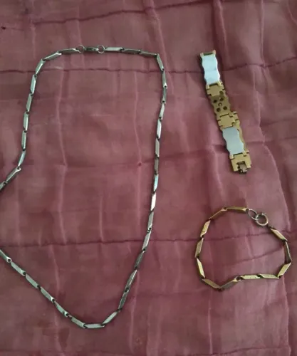 Conjunto com 1 colar e 2 pulseiras. 