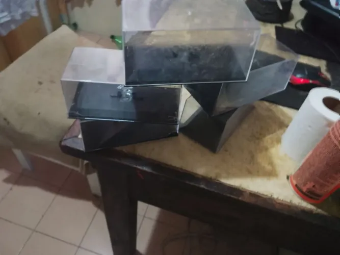 Vendo 5 caixas acrílicas expositoras usadas com poucos defeitos 
