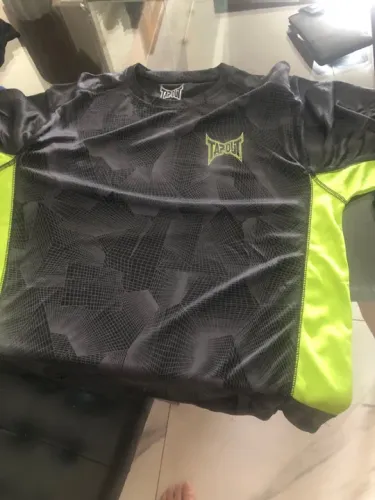 Camiseta Tapout Preta com Detalhes Amarelos