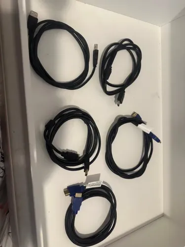 Cabos HDMI e USB para TV