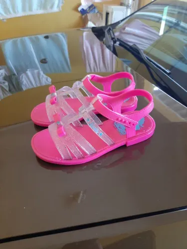 Sandália infantil da Barbie N° 30 nova (Troco por carregador Samsung 25W preto)