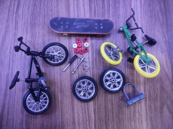 Brinquedo Antigo Bicicleta e Skate de Dedo