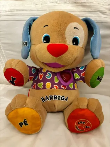 Urso Pelúcia Fisher Price Aprender e Brincar em português.
