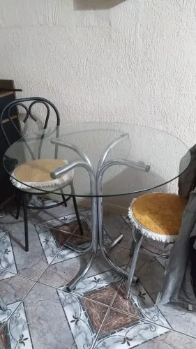 Mesa tampo de vidro e cadeiras