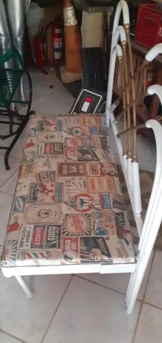 Vendo um banco de cabeceira de cama a cabeceira é uma relíquia ela é de ferro e bronze