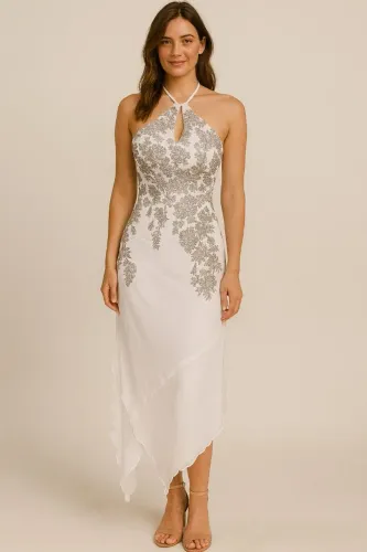 Lindos vestido branco com detalhes prata.