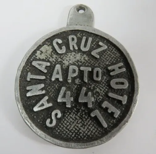 Antigo CHAVEIRO do quarto 44 do HOTEL SANTA CRUZ. Mede aprox. 07 centímetros de diâmetro. 