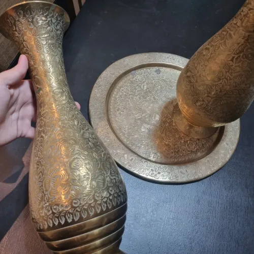 Conjunto de vasos floreira e bandeja indianos antigos importados em latão