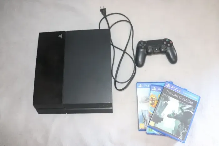 PlayStation 4 (PS4) | Bem Conservado | + 3 Jogos | Controle Original