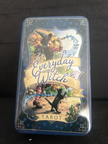 Baralho Tarot Everyday Witch (caixa de metal, em inglês)