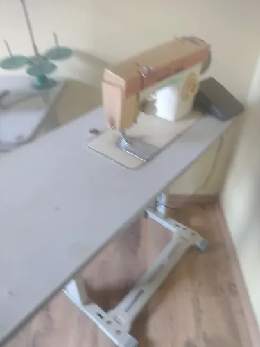 Máquina de costura reta já com mesa 