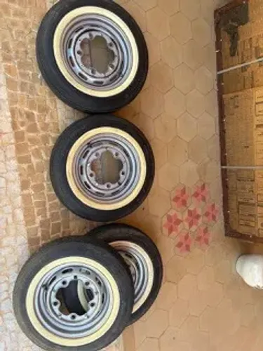 4 Rodas de Fusca 68 original  5 furos e 4Pneus . Bom estado , Oportunidade!!