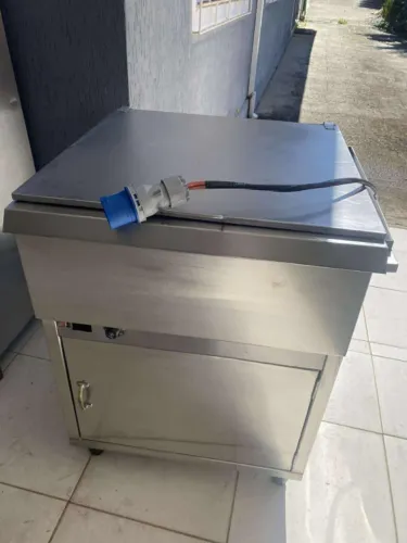 Fritadeira a óleo em inox 66cm x 70cm Altura 98cm 220v