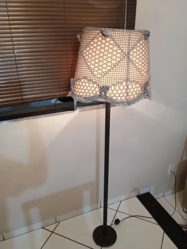 Luminária de Chão Artesanal com Cúpula de Crochê - Usada