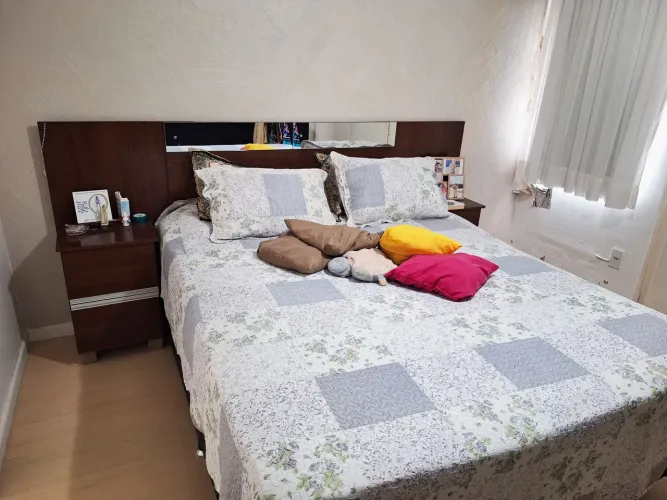 Cabeceira Queen com Mesas de Apoio