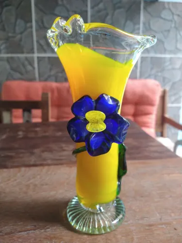 Vaso de vidro decorativo amarelo com flor azul