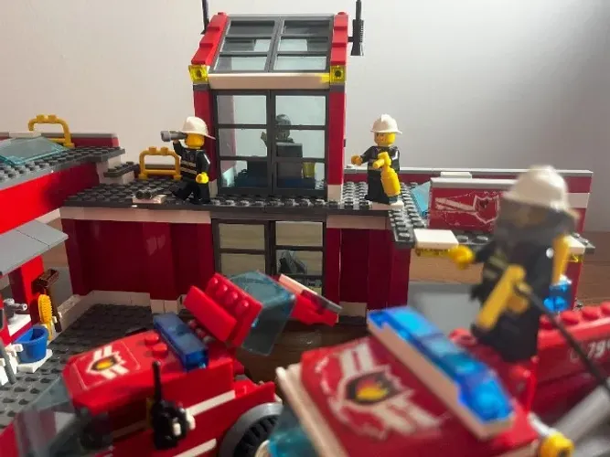 Lego City #7945 - Quartel de Bombeiros