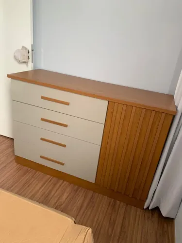 Cômoda moderna em madeira e branco
