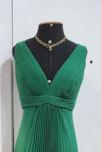 Vestido de festa verde longo elegante decote em V e detalhes drapeados Tam. 40